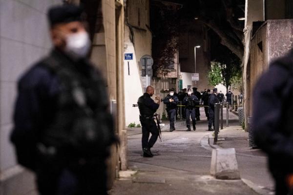 5月5日晚，阿维尼翁市打击毒品交易的警察埃里克的殉职地。(Photo by CLEMENT MAHOUDEAU/AFP via Getty Images)