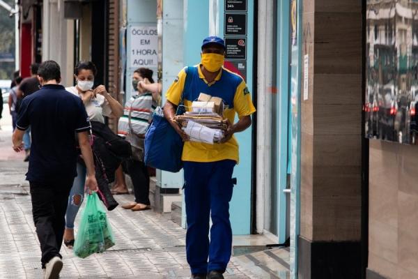 英国一名网友居家隔离，邮差送包裹时留下一句暖心的话，令他感动。（示意图 / 图片来源：Pixabay）