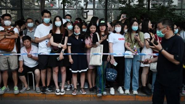 2021年6月28日北京市民聚集在远处观看烟火。（图片来源：GREG BAKER/AFP via Getty Images）