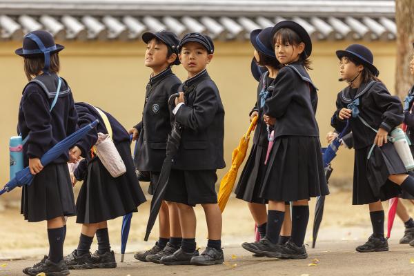 日本奈良，刚刚放学的小学生。(123RF)