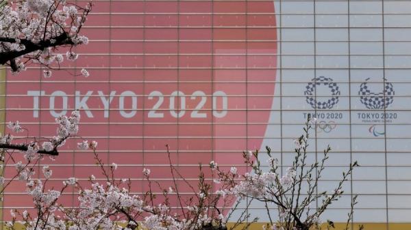 2020年3月30日，一栋建筑物外的东京奥运会和残奥会的徽标。（图片来源: KAZUHIRO NOGI/AFP via Getty Images）