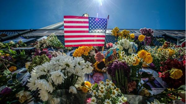 美国佛州迈阿密公寓倒塌事件的纪念墙（图片来源：GIORGIO VIERA/AFP via Getty Images）