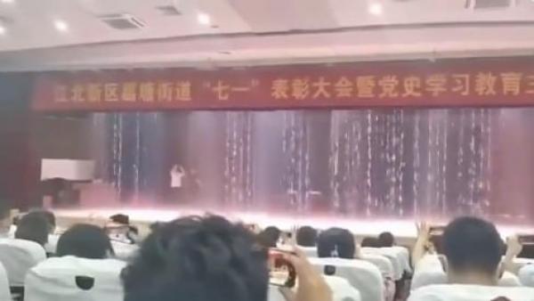 南京扬子一中演讲厅惨变“水帘洞”（图片来源：微博）