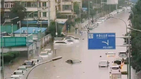 北京遇超强暴雨袭击，街道成河流（图片来源：微博）