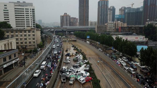 2021年7月22日河南省郑州市遭遇暴雨后，京广路隧道入口处一片狼藉。（图片来源：NOEL CELIS/AFP/Getty Images）