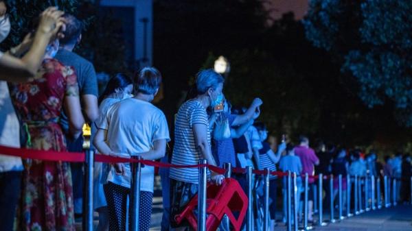 2021年8月3日，武汉市居民排队检测 Covid-19 冠状病毒。（图片来源：STR/AFP via Getty Images）