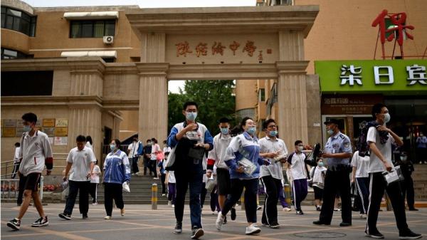 中国学生高考后，离开考场。（图片来源：NOEL CELIS/AFP via Getty Images）