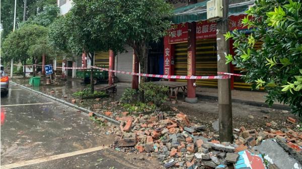 四川地震导致当地大量房屋倒塌，地面布满砖块。（图片来源：STR/AFP via Getty Images）