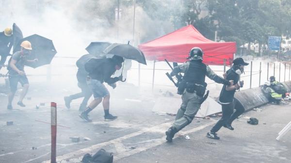 香港警察在2019年11月18日在香港理工大學暴力追逐示威者。（图片来源:Getty Images）