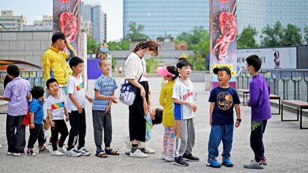 小孩子放学等家长接（图片来源：NOEL CELIS/AFP via Getty Images）