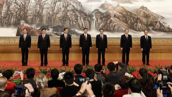 中共七常委：张高丽、刘云山、张德江、习近平、李克强、俞正声和王岐山于2012年11月15日在大会堂亮相。（图片来源：Lintao Zhang/Getty Images）