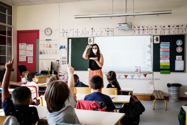 里昂一所小学老师正在上课，摄于2021年9月。（JEFF PACHOUD/AFP via Getty Images）