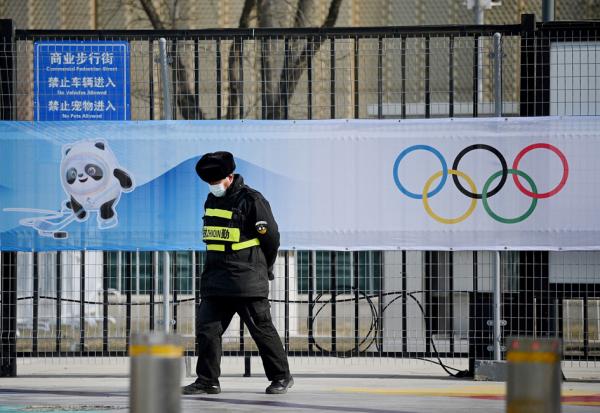 2022年1月18日，在北京冰球比赛场地五棵松体育中心的一名安保人员。（NOEL CELIS/AFP via Getty Images）