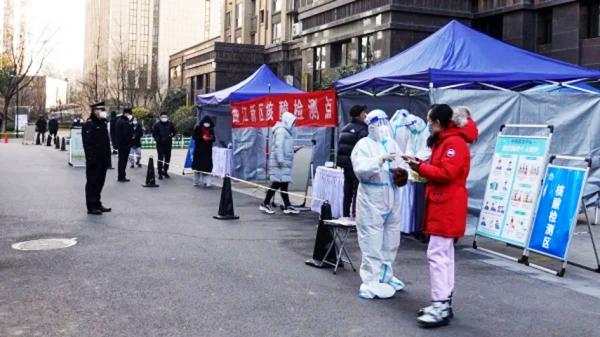 居民在西安市排队接受Covid-19冠状病毒的核酸检测。（STR/AFP via Getty Images）