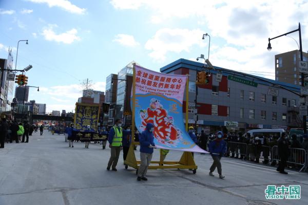 2022年2月5日，在美国纽约最大的华人社区法拉盛，举办了中国新年虎年大游行（看中国摄影图：柳笛）