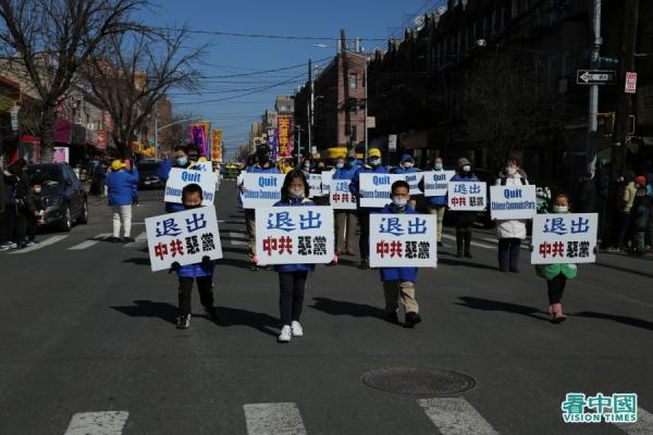 纽约地区近千名部分法轮功学员，于27日在纽约布鲁克林八大道的华人社区举行盛大游行。