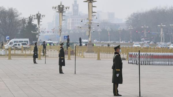 2021年3月11日，在人大和政协会议闭幕前，大会堂附近的武警在天安门广场站岗。（图片来源：Getty Images）