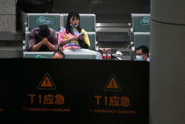 广东省广州的白云国际机场,“3.21”东航乘客家属焦急等待中。(图片来源:NOEL CELIS/AFP via Getty Images)