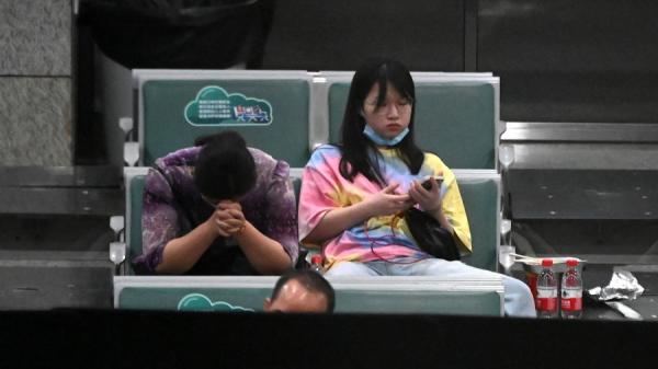 一名中年妇女伤心地不停擦眼泪。（图片来源： NOEL CELIS/AFP via Getty Images）