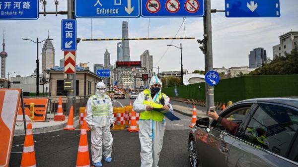 3月28日，上海警察控制进入浦东区方向的隧道。（图片来源：HECTOR RETAMAL/AFP VIA GETTY IMAGES）