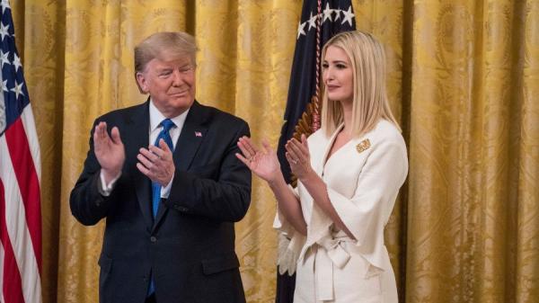 前美国总统川普（Trump）的女儿伊万卡·川普（Ivanka Trump）一直以美丽、充满爱心的言行受到好评。图为2020年1月31日，在华盛顿特区白宫东厅，时任美国总统唐纳德·川普（特朗普）（Donald Trump）和他的高级顾问伊万卡·川普（Ivanka Trump）参加“人口贩运受害者保护法20周年”活动。（图片来源：Sarah Silbiger/Getty Images）