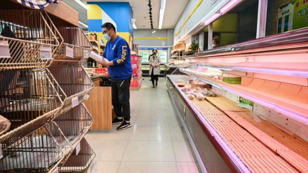 上海极端封城带来的次生伤害越来越大。（图片来源：HECTOR RETAMAL/AFP via Getty Images）