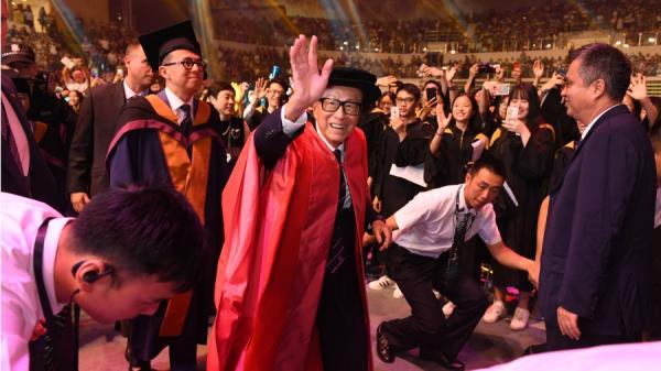 2018年李嘉诚出席汕头大学毕业典礼。（图片来源：Getty Images/Photo by VCG）