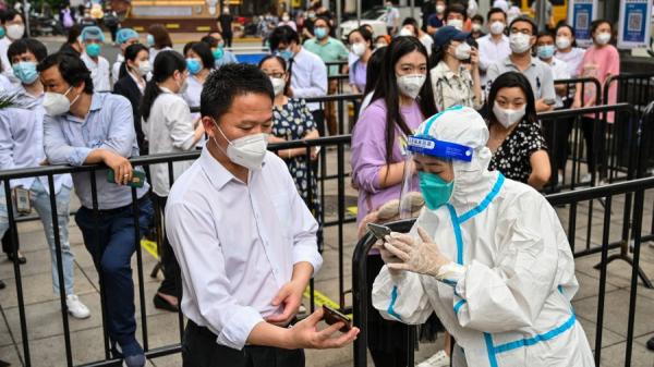 上海解封后，居民上街还是需要健康码。（图片来源：HECTOR RETAMAL/AFP via Getty Images）