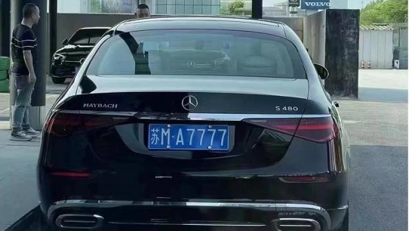 唐山暴力打人4名嫌犯乘奔驰迈巴赫S480逃跑,车牌照为苏M(尾号7777)。(图片来源:微博截图)