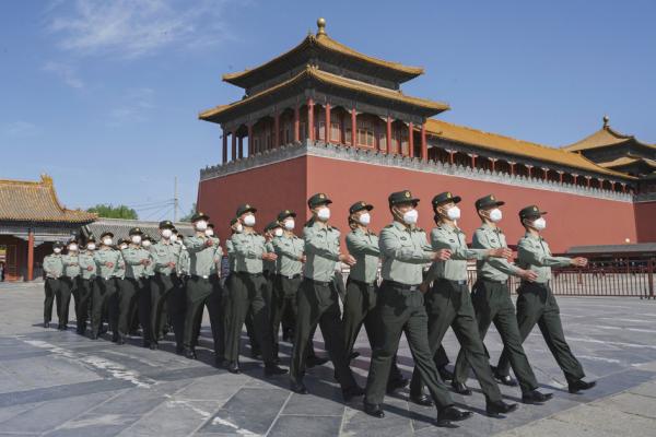 在北京紫禁城执勤的武警(Kevin Frayer/Getty Images)