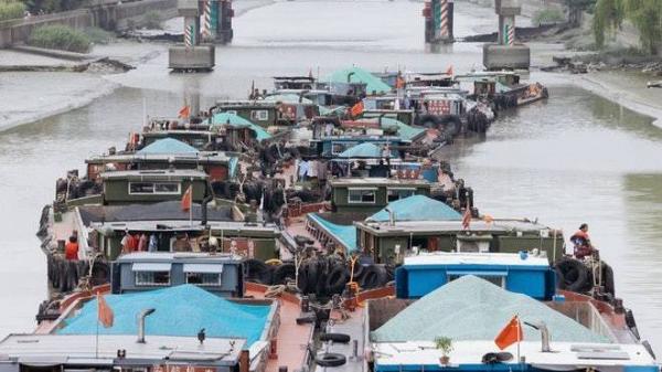 黄浦江水位降至20年来最低，上海淀浦河已有多艘运砂船因此搁浅。（图片来源：视频截图）