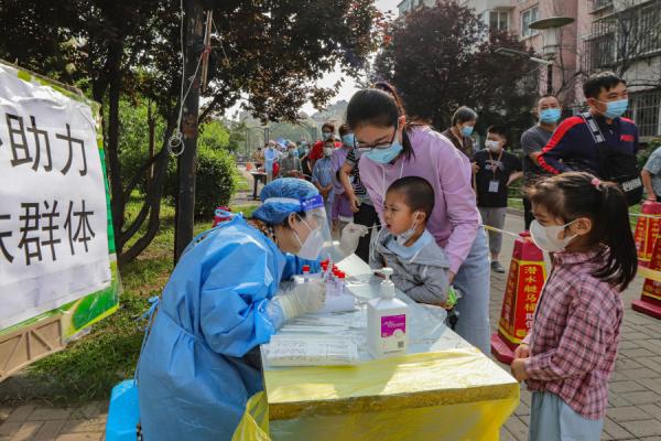 小孩子在做核酸检测（图片来源：CNS/AFP via Getty Images）