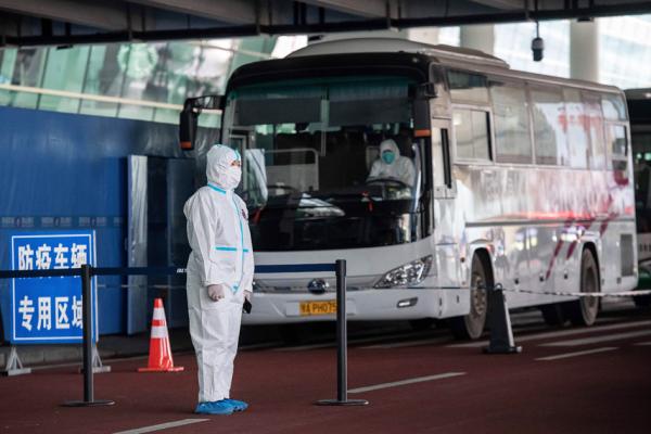 承载隔离民众的大巴车（ NICOLAS ASFOURI/AFP  via Getty Images ）