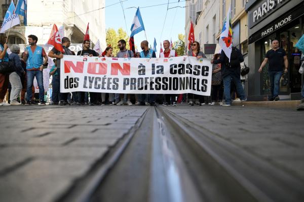 10月18日，马赛学生抗议职业高中改革。（NICOLAS TUCAT/AFP via Getty Images）