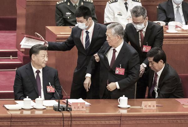 胡锦涛被架离二十大闭幕式会场。（Kevin Frayer/Getty Images） 