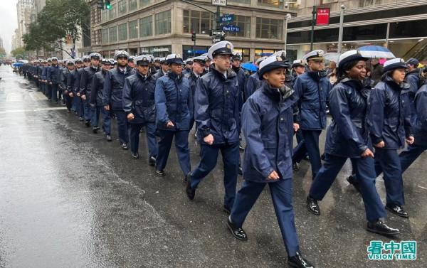 第103届纽约老兵节游行在风雨中于在纽约曼哈顿五大道举行，有超过280个团体多达2万多人参加（看中国摄影：柳笛）