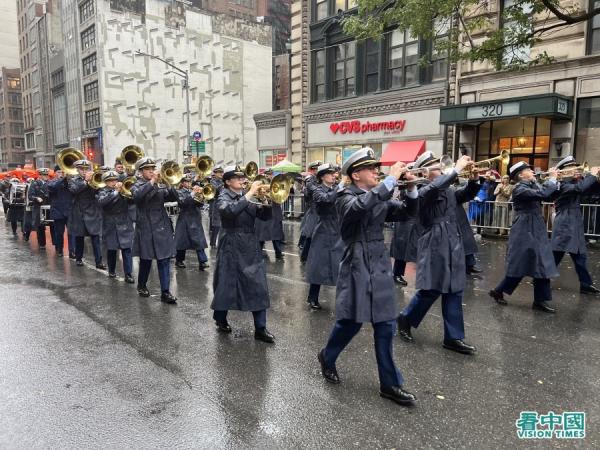 第103届纽约老兵节游行在风雨中于在纽约曼哈顿五大道举行，有超过280个团体多达2万多人参加（看中国摄影：柳笛）