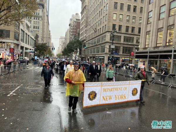 第103届纽约老兵节游行在风雨中于在纽约曼哈顿五大道举行，有超过280个团体多达2万多人参加（看中国摄影：柳笛）