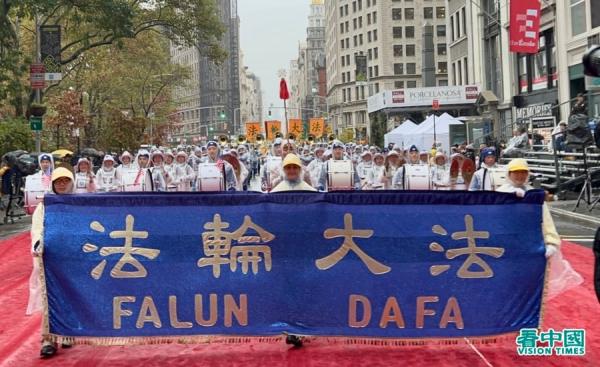 第103届纽约老兵节游行在风雨中于在纽约曼哈顿五大道举行，有超过280个团体多达2万多人参加（看中国摄影：柳笛）