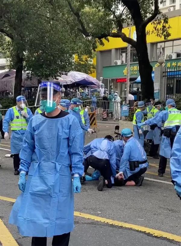 广东财经大学一女学生因无法忍受极端防疫跳楼。