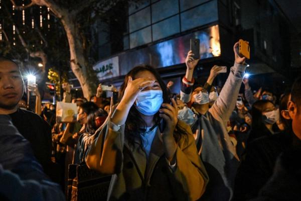 中共利用手机定位数据开始调查“白纸运动”参与者。(图片来源：HECTOR RETAMAL/AFP via Getty Images)