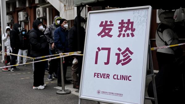 大陆医疗体系近崩溃,北京、沈阳等大城市的医院门前排起了长龙,人满为患。(图片来源:NOEL CELIS/AFP via Getty Images)