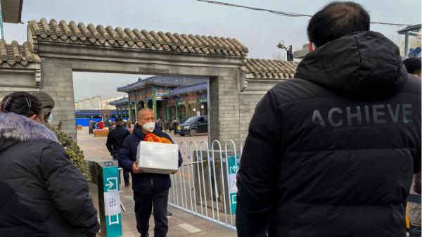 大陆疫情延烧,发烧患者骤增,多地殡仪馆大排长龙。(图片来源:Getty Images)