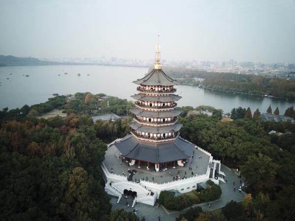 重建后的雷峰塔鸟瞰图（David290/Wikipedia/CC BY-SA 4.0）