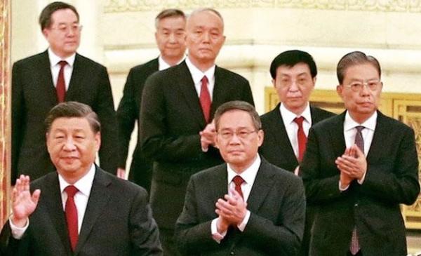 二十大出台的中共政治局新一届常委，从前到后，总书记习近平、李强、赵乐际、王沪宁、蔡奇、丁薛祥和李希。