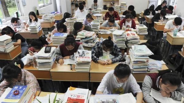 中国高中生在教室里学习。（图片来源：Getty Images）