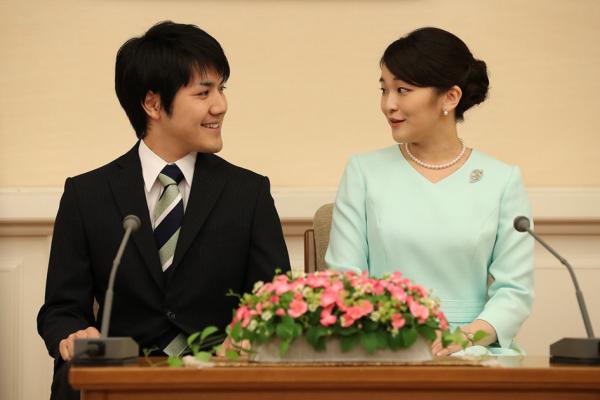 真子公主和一家律师所的雇员小室圭结婚。(SHIZUO KAMBAYASHI/AFP/GettyImages)