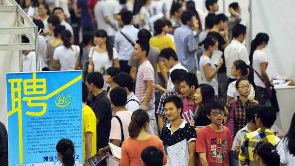 就业市场内熙熙攘攘的大学生们（Getty Images）