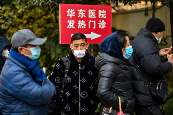 2022年12月19日上海华东医院发热门诊大批COVID-19患者排队。(图片来源:Getty Images)