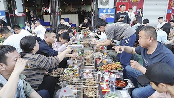 淄博烧烤（STR/AFP via Getty Images）